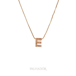 colar inicial cravejada collab amanda paggi - letra e